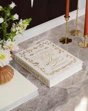 Lade das Bild in den Galerie-Viewer, Tea Table Book
