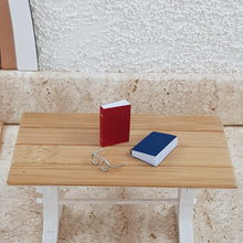 Lade das Bild in den Galerie-Viewer, Wichtel Buch mit Brille

