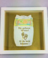Lade das Bild in den Galerie-Viewer, Bestickte Windel im Bilderrahmen
